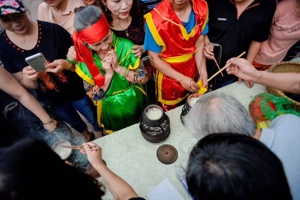 Thi nấu cơm, bắt lợn vui nhộn giữa thủ đô